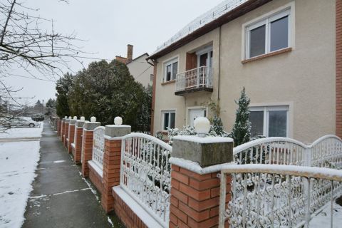 Eladó Ház 6763 Szatymaz , Szegedtől 15 km-re eladó ikerház garázzsal, melléképülettel