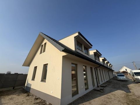 Eladó Ház 2194 Tura , Tura - Főút közeli 