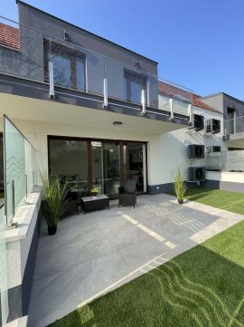 Eladó Lakás 8175 Balatonfűzfő , Part közeli