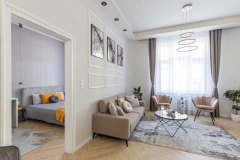 Eladó Lakás 1074 Budapest 7. kerület , Felújított nappali+2 háló, 2 fürdő, berendezve, AIRBNB-vel!