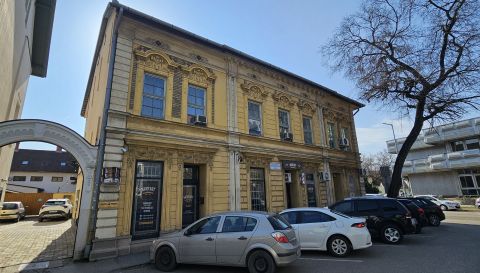 Eladó Iroda 6000 Kecskemét Eladó ELSŐ emeleti, tágas iroda a belvárosban.