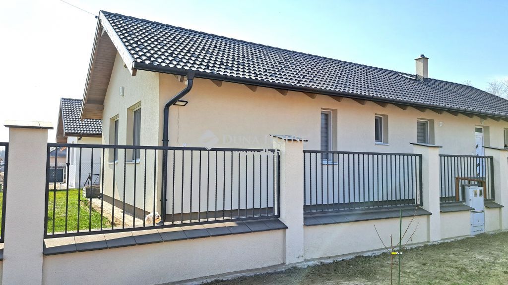 2211 Vasad , Újépítésű, modern ikerház fél nagy telekkel, 20 perce Bp-től — 1/11