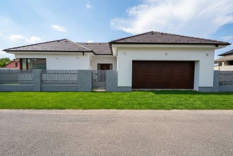 Eladó Ház 6065 Lakitelek , Nappali + 3 szobás, dupla garázs, hőszivattyús fűtés!