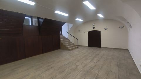 Eladó Üzlethelyiség 1054 Budapest 5. kerület , *** Szabadság tér közelében Utcai Bejáratos üzlethelyiség *