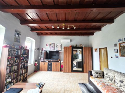 Eladó Ház 7671 Aranyosgadány , Pécstől 12 km-re felújított ház akár 1 hektár területtel!