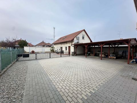 Eladó Ház 2750 Nagykőrös Nappali+2és 2 fél szobás, teljesen felújított, családi ház