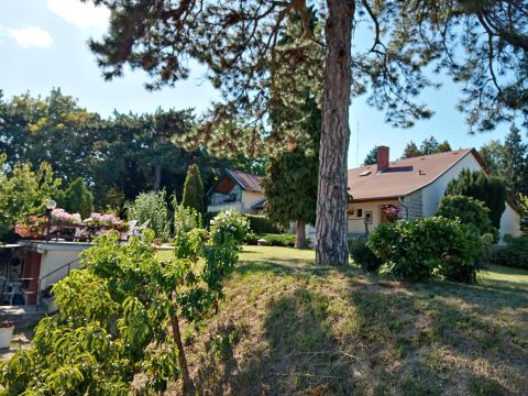 Eladó Ház 8229 Csopak , Petőfi utca közelében 