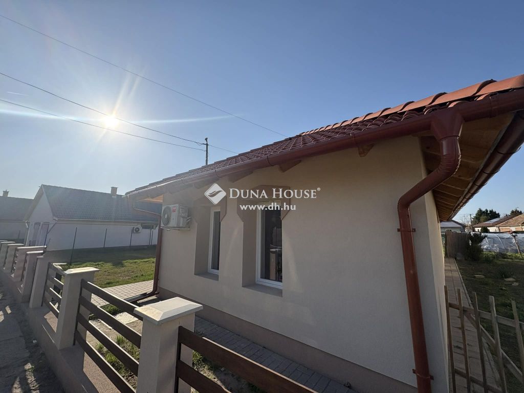 2740 Abony , Abony központjában — 1/12