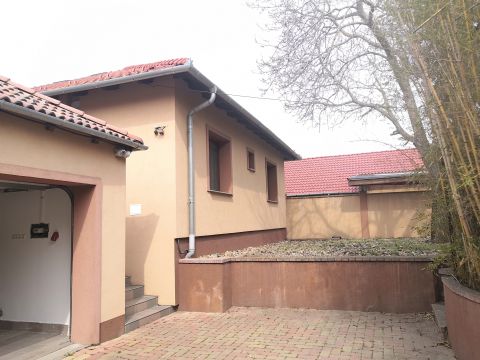 Eladó Ház 2220 Vecsés , Központ közeli, csendes utcában, 4 garázsos, medencés ház