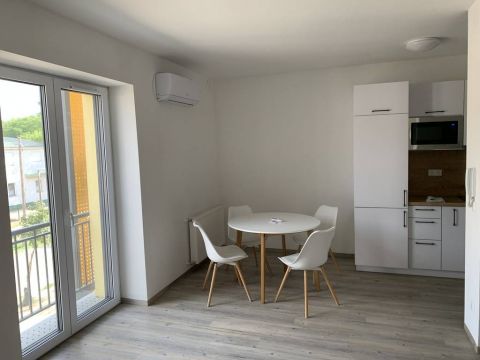 Kiadó Lakás 6000 Kecskemét Kiadó fiatal építésű, liftes társasházban 2 szobás lakás