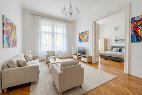 Eladó Lakás 1085 Budapest 8. kerület , Eladó 3 szobás, csendes, napfényes lakás a Palotanegyedben!