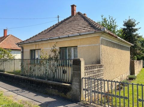 Eladó Ház 9222 Hegyeshalom Fő utca - Miklóshalmi út felé