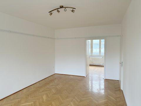 Eladó Lakás 1201 Budapest 20. kerület Kossuth Lajos utcában egy festéssel költözhető, erkélyes