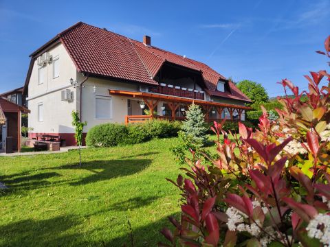 Eladó Ház 8315 Gyenesdiás , Működő 7 apartmanos vendégház, medencével, dupla telek!