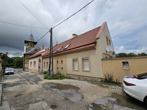 Eladó Lakás 8500 Pápa , Pápa - BELVÁROS SZÍVÉBEN 9 lakásos társasház 