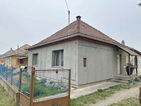 Eladó Ház 2338 Áporka 2 generációssá bővített Kádár-kocka nagy telekkel, garázzsal