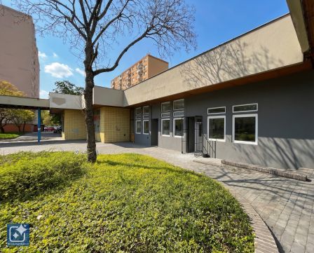 Eladó Üzlethelyiség 6000 Kecskemét , FULL felújított és jó parkolással bíró üzlethelyiség