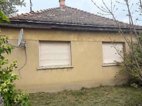 Eladó Ház 8130 Enying , központtól 800 méterre