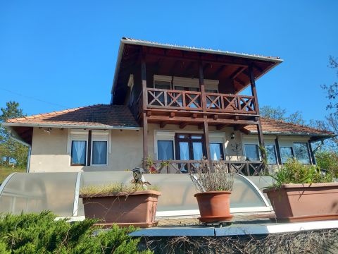 Eladó Ház 2017 Pócsmegyer , Surány Holló utcai megálló közelében