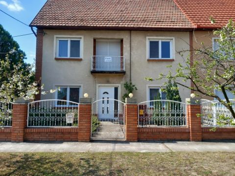 Eladó Ház 6763 Szatymaz , Szegedtől 15 km-re eladó ikerház garázzsal, melléképülettel