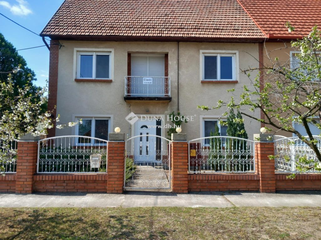 6763 Szatymaz , Szegedtől 15 km-re eladó ikerház garázzsal, melléképülettel — 1/31