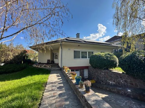 Eladó Ház 2045 Törökbálint Egyedi tervezésű családi ház eladó a Kastély utcában 