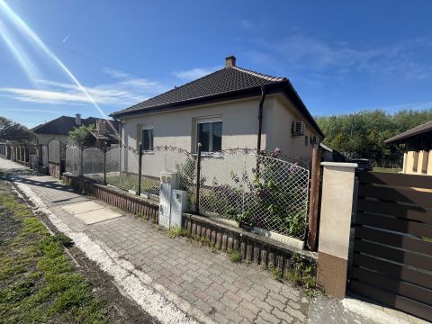 Eladó Ház 2200 Monor , Szélmalom utca