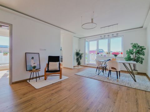 Eladó Lakás 1135 Budapest 13. kerület Tahi utca, patak mellett újszerű, Penthouse jellegű lakás!