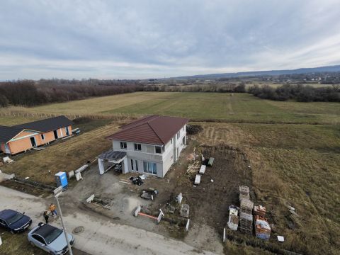 Eladó Lakás 8623 Balatonföldvár új parcellázású lakóövezetben, luxus lakás saját kertrésszel