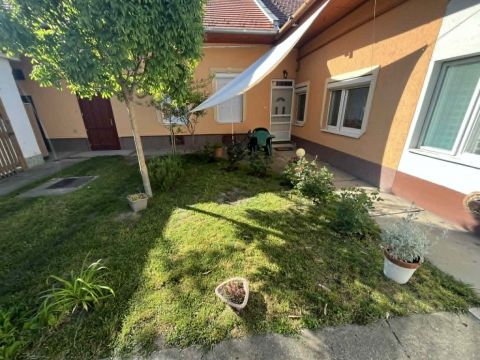 Eladó Lakás 6000 Kecskemét , Felújított lakás közvetlen a piac közelében!