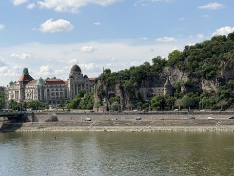 Eladó Lakás 1056 Budapest 5. kerület Dunai Panorámás, felújított 2 erkélyes Begrád Rakpartnál!  