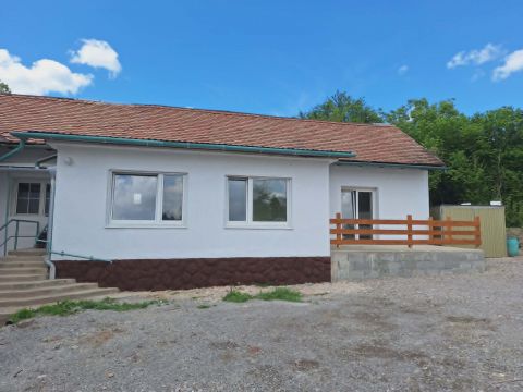 Kiadó Iroda 7627 Pécs === Rigóder út elején kiadó ingatlan ===