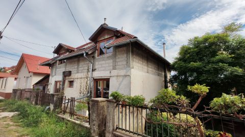 Eladó Ház 2096 Üröm 