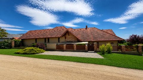 Eladó Ház 8095 Pákozd , 8095 Pákozd, Családiházas övezet, amely közel esik a természeti környezethez, a Velencei-tó északi partjához
