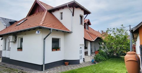 Eladó Ház 2030 Érd , Városközpont, több generációs családi ház
