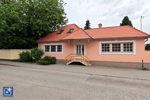 Eladó Lakás 2072 Zsámbék , Frekventált, központi helyen