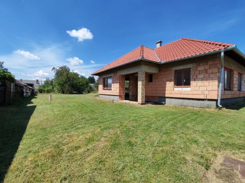 Eladó Ház 7090 Tamási Biztos alapok, szabad elképzelések