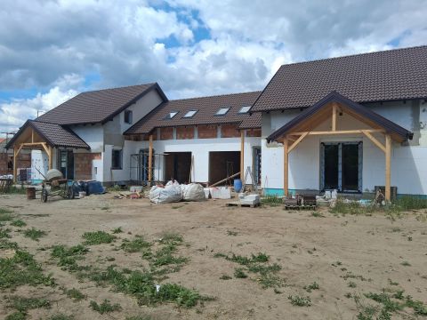 Eladó Ház 2335 Taksony , Taksonyban 2 szintes ikerház fél