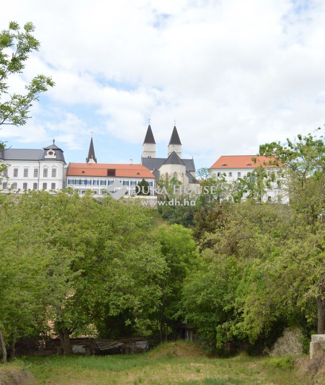 8200 Veszprém , panorámás övezet — 1/9