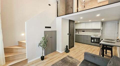 Eladó Lakás 1065 Budapest 6. kerület , KÖRÚTON belül, szép házban - utcai nézetű, MODERN stúdió!