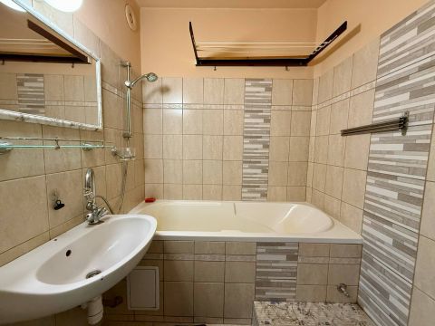 Eladó Lakás 6000 Kecskemét ELSŐ emeleti jó állapotú garzon!