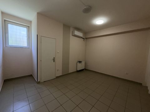 Kiadó Üzlethelyiség 6000 Kecskemét 