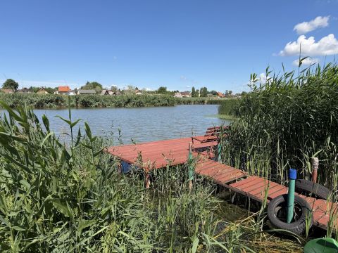 Eladó Ház 2335 Taksony Közvetlen vízparti nyaraló !