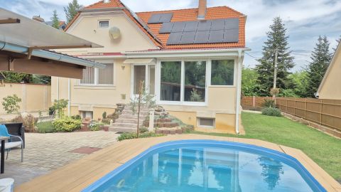 Eladó Ház 6000 Kecskemét 150nm-es nappali+3 szobás ház, duplagarázs, medence!