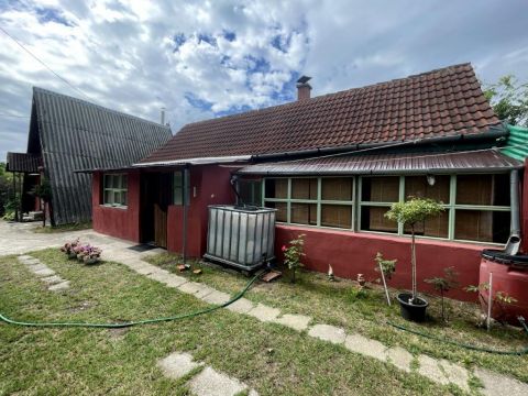 Eladó Ház 6044 Kecskemét Úrihegyben 1995-ben épült  - 1264 nm-es közművesített telken