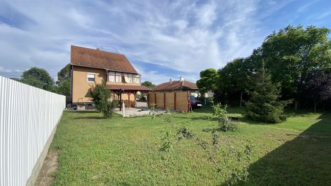 Eladó Ház 2253 Tápióság , Központi fekvésű, természetközeli rendezett utcában