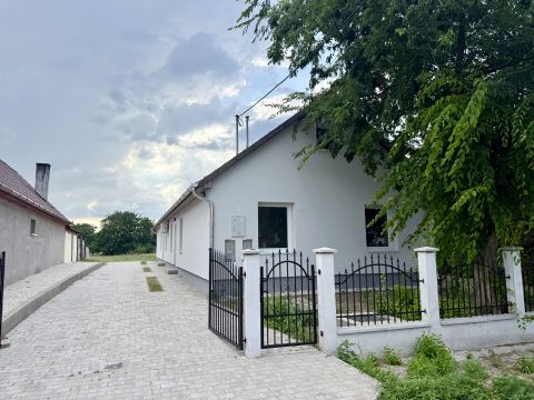 Eladó Lakás 2255 Szentlőrinckáta 