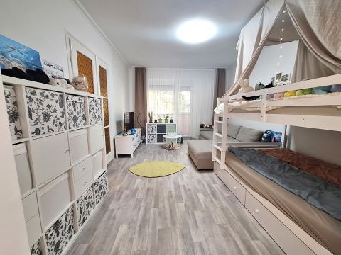 Eladó Lakás 6000 Kecskemét , FELÚJÍTOTT BELVÁROSI LAKÁS GARÁZZSAL