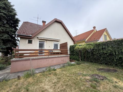 Eladó Ház 6000 Kecskemét , eladó családi ház a Bagoly Egészségház közelében