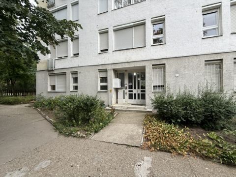 Eladó Lakás 6000 Kecskemét Homokbányán, tágas, világos, 2 szobás lakás autóbeállóval